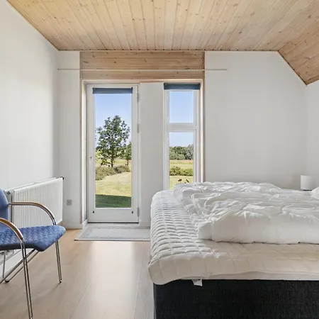 Spacious With Water View Rested