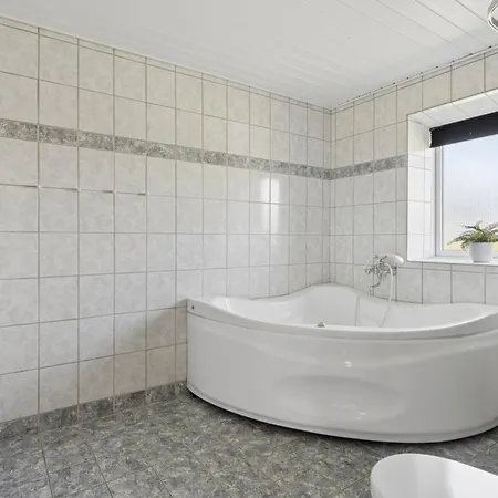 Spacious With Water View Rested